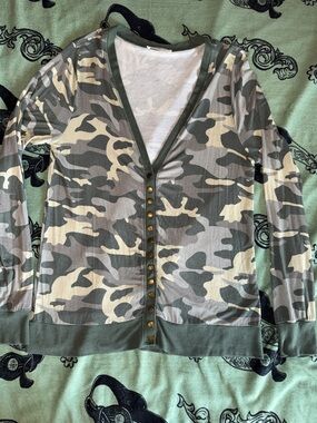 NWOT Camo Long Sleeve Snap-Front very light weight DEEP V